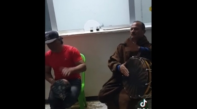 حفل بـ''الطبال و الزكرة'' داخل مكتب بريد (فيديو)