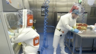 خبيران أمريكيان : التسلسل الوراثي لكورونا يشير إلى أنه مصنع داخل مختبر صيني