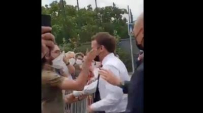 Emmanuel Macron prend une gifle