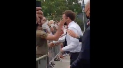 شاب فرنسي يصفع إيمانويل ماكرون (فيديو)