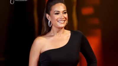 هند صبري تستعرض رشاقتها بفستان أسود 